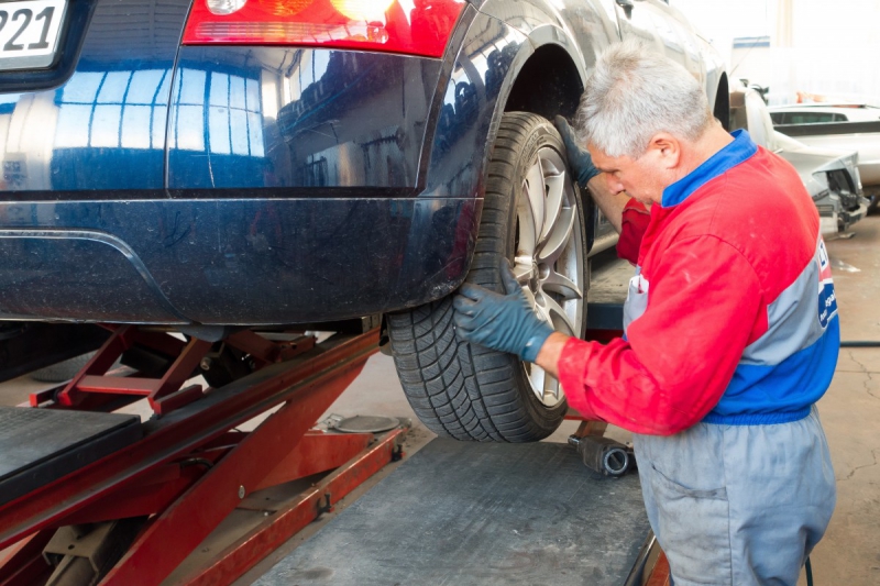vente-BELGENTIER-min_auto_repair_repair_lift_auto_mechanic_work_clothes_master_professional_man_of_the_fold-685629