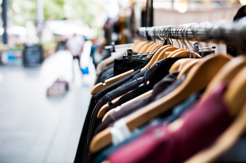 vente-BELGENTIER-min_blur_close_up_focus_hanger_jacket_market_people_rack-1176303